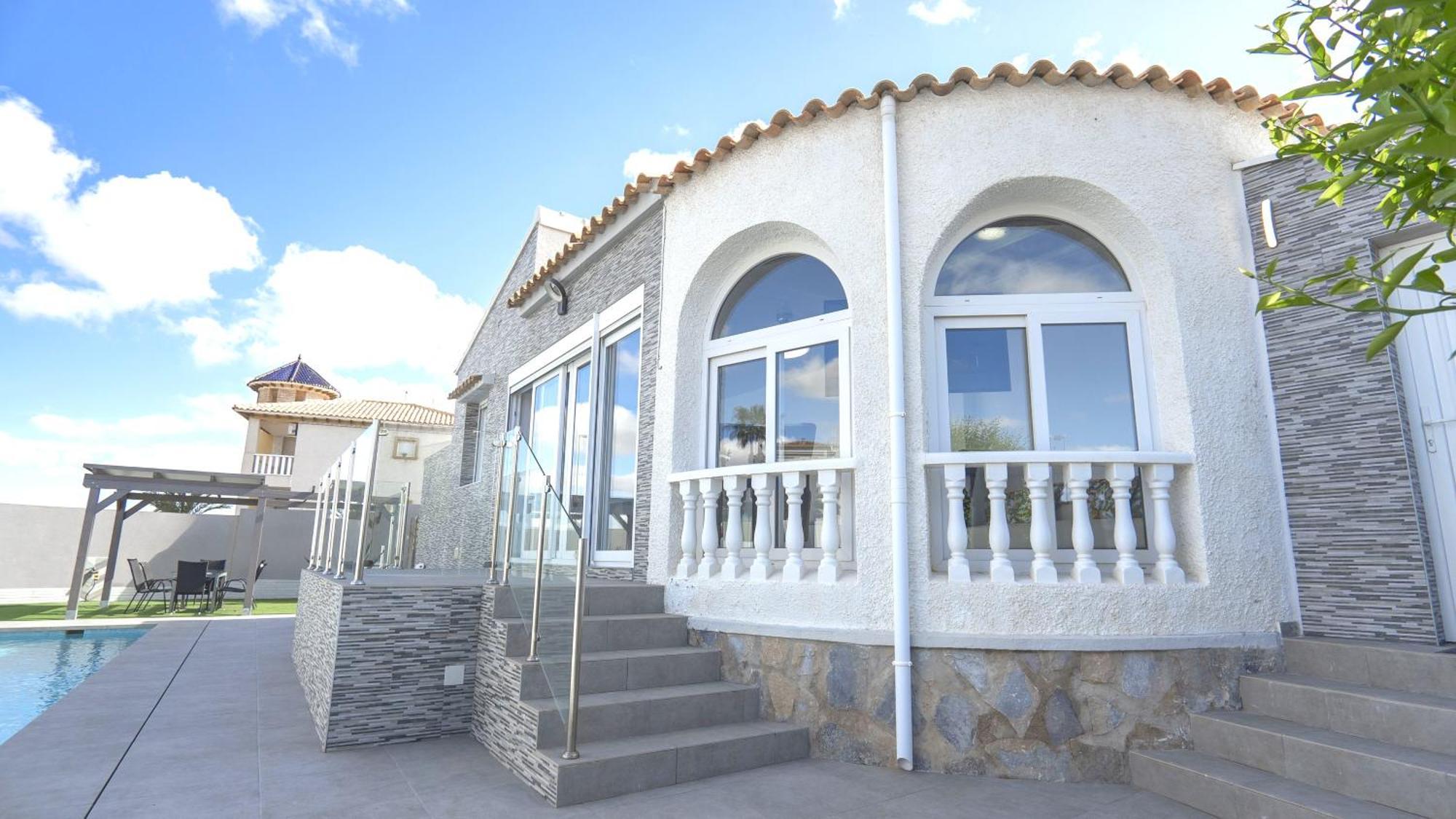 Modern Detached 4 Bed 3 Bath Villa With Private Pool Close To All Amenities Villamartin  Eksteriør bilde